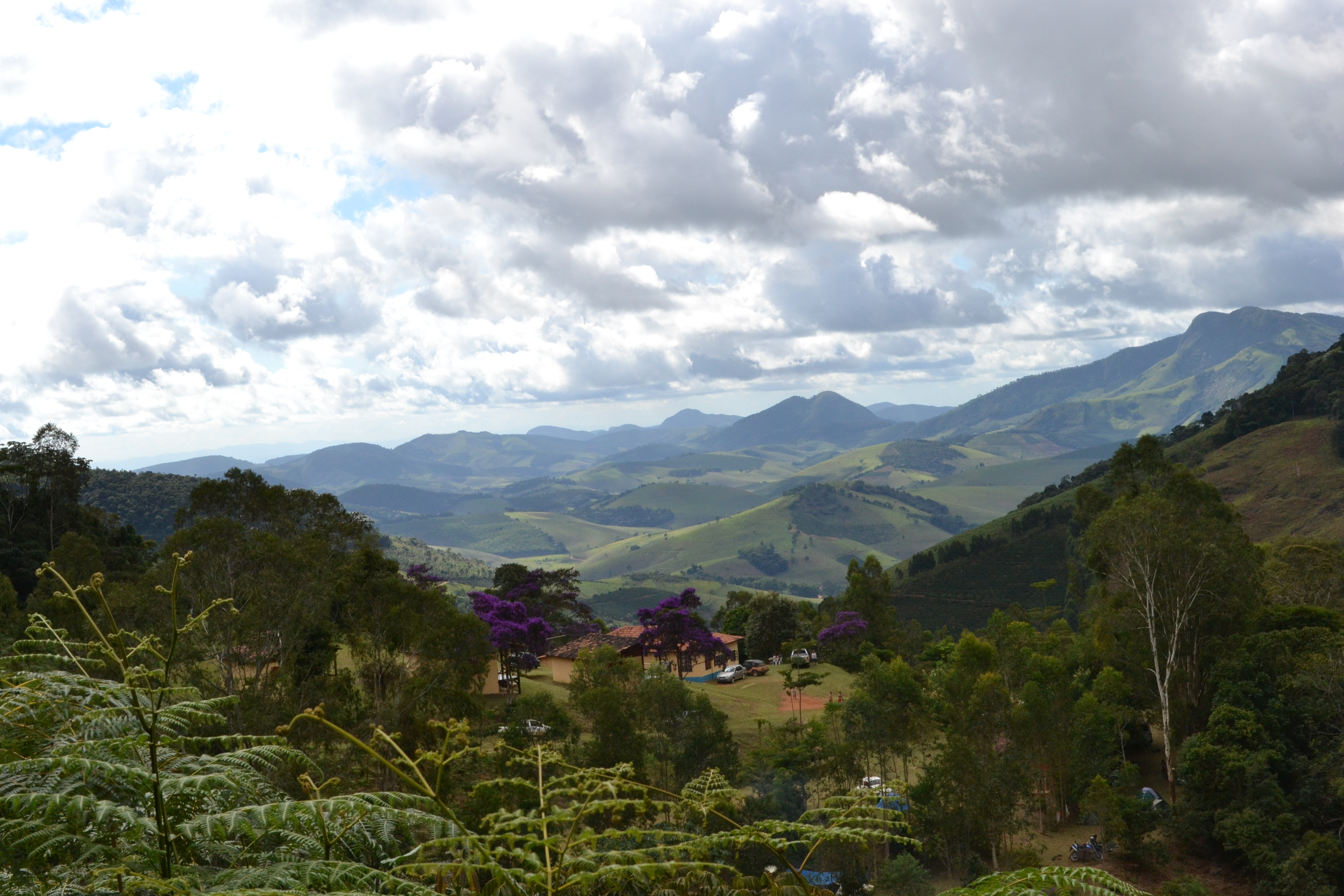 https://www.ascacafesespeciais.com.br/wp-content/uploads/2015/05/Vista_das_proximidades_do_Pico_do_Bone_Parque_Estadual_Serra_do_Brigadeiro_-_MG_Credito_Angeliza_Lopes.jpg